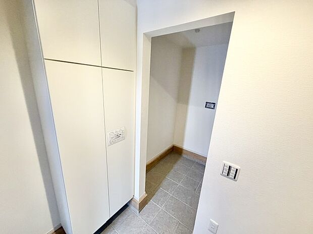 【玄関】玄関には大容量のシューズボックス・土間収納がございます。ご家族皆様の靴がキレイに収まり、玄関周りは常にスッキリ!