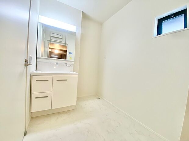【洗面所】シャワー機能付き洗面台は広めの洗面ボウル、３面鏡なので収納スペースもあり洗面周りはスッキリ片付きます。