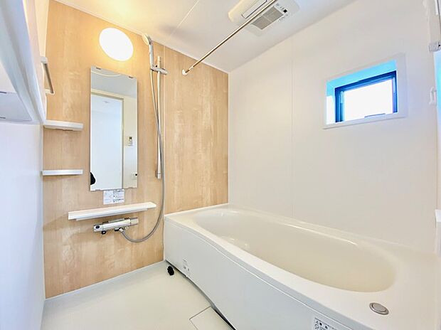 【浴室】一日の疲れをとるバスルームです。半身浴もできるバスタブでゆっくり湯船につかり心と体を癒しリラックスできます。
