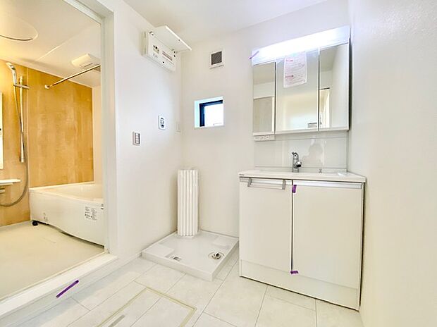 【洗面所】シャワー機能付き洗面台は広めの洗面ボウル、3面鏡なので収納スペースもあり洗面周りはスッキリ片付きます。