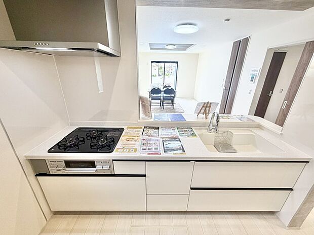 【キッチン】使い勝手のよいカウンターキッチンです。家事をしながらお子様の様子も見れるので安心です。