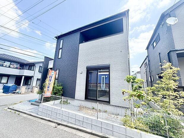 【現地外観】がっちりした骨組で安心♪保険により万が一の瑕疵(欠陥)補修費用を１０年間サポート！１０年保証付きの新築一戸建です♪