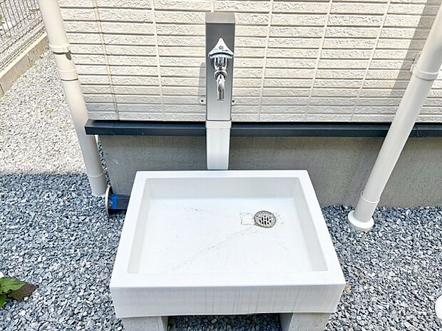 【現地外観】お庭にある立水栓、ガーデニングに活用できます！