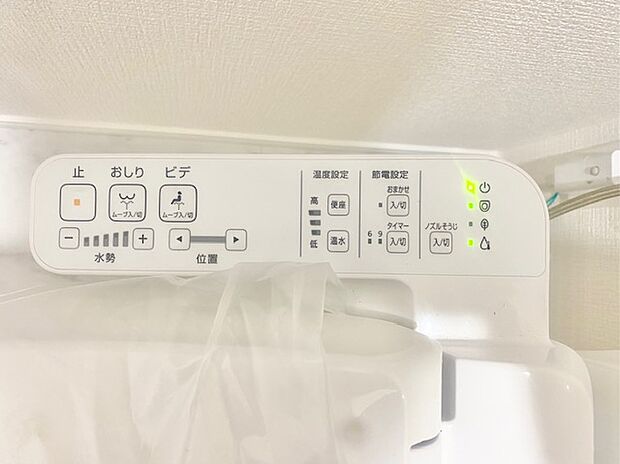 【温水洗浄便座】快適で衛生的なトイレ環境を提供する日本独自の高機能便座です。日常生活に欠かせない設備となっています。