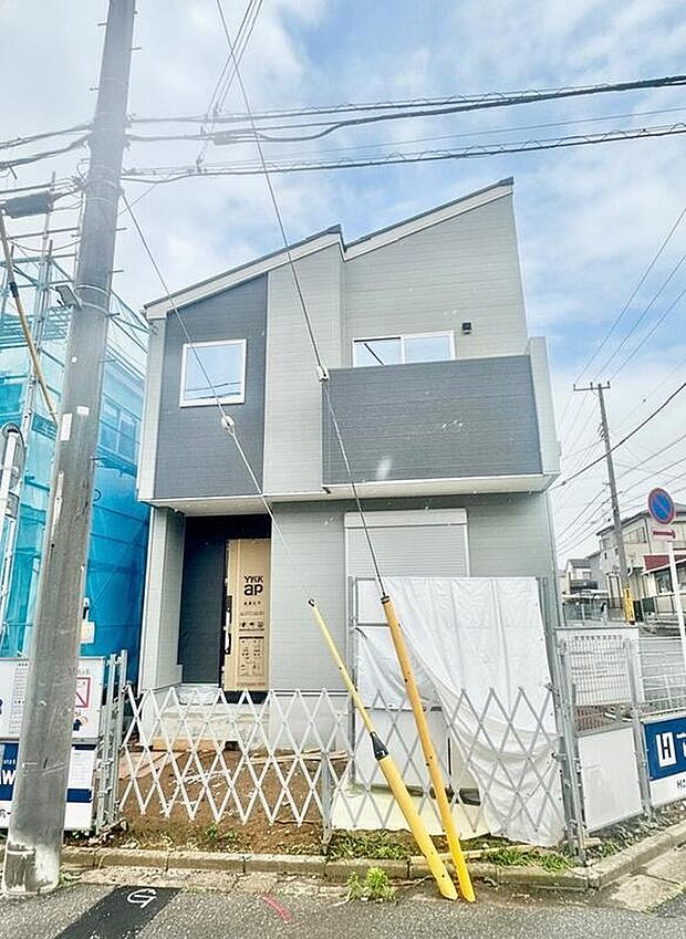 【現地外観写真】がっちりした骨組で安心♪保険により万が一の瑕疵(欠陥)補修費用を１０年間サポート！１０年保証付きの新築一戸建です♪