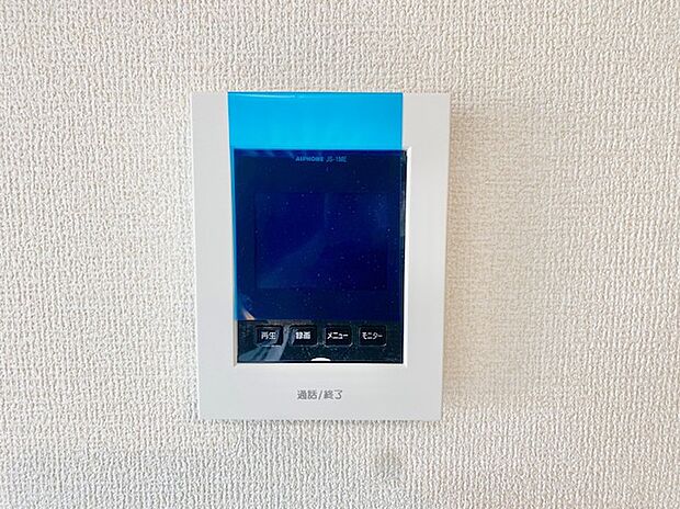 【TVモニター付きインターホン】モニターで顔を確認し、必要に応じてインターホン越しに会話でき、防犯対策ができます。