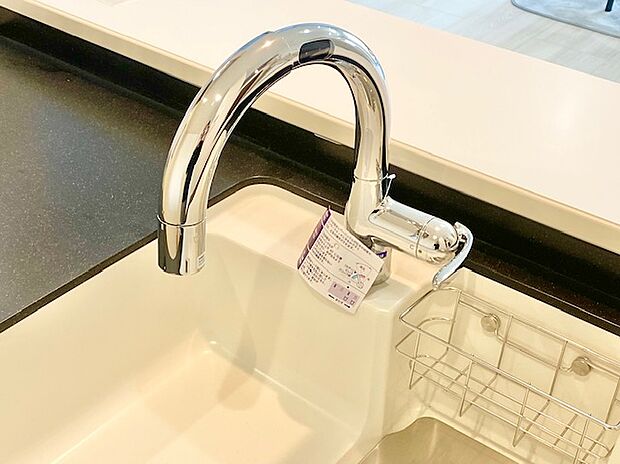 【浄水器一体型水栓】水栓一体型浄水器は、浄水カートリッジが水栓に内蔵されているのが特徴で、また浄水器ごとホースを引き出せます。
