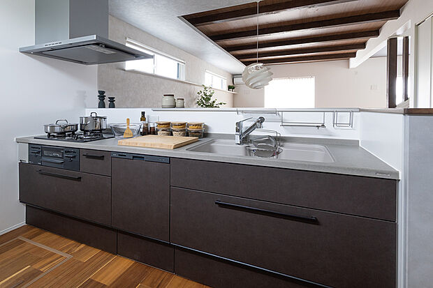 【食器洗い乾燥機】
食事の後片付けをサポートしてくれるビルトインタイプの食器洗い乾燥機が標準装備。家事の時間短縮になるだけでなく、手洗いに比べて大幅に節水できる省エネタイプを採用しています。