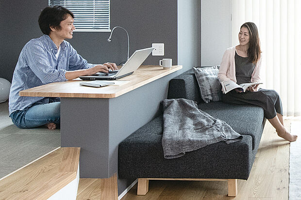 【STAGE LIVING】
リビングにいる家族と繋がりを感じながら、堀机で仕事や趣味などの自分時間を過ごすことができる空間。堀机は親子並んで使えるワイド幅仕様です。※号棟により採用状況が異なります。