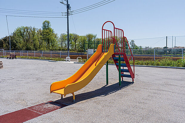 【【地域とつながる街区内公園】】遊具やベンチを設けた街区内公園。住人や地域の子ども達が遊び会話を楽しむなど、人が集まる場所をつくりました。/現地街並み(2024年4月撮影)