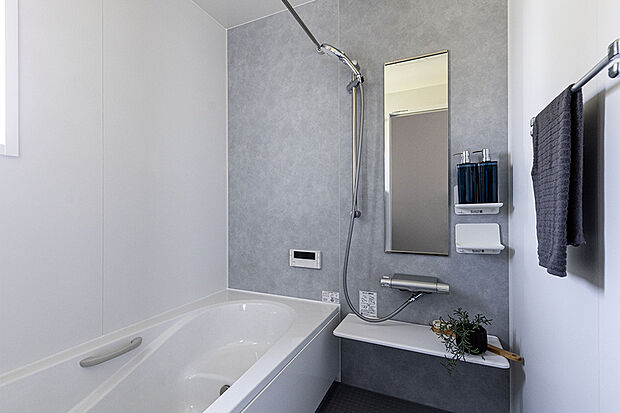 【【バスルーム/リクシルAX】】なめらかな光沢が美しい人造大理石浴槽は、ダブル保温構造で地球にも家計にも優しいエコアイテム。いつでもきれいなバスルームが続く、お手入れの簡単さも魅力です。
