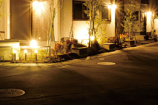 【【灯かりのいえなみ協定(R)】】暗くなると外部灯が自動で点灯し、街全体を美しくライトアップ。夜間の景観を高めるとともに防犯性も高めます。