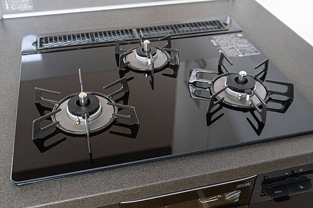 【【ガラストップコンロ】】耐久性、耐熱性に優れ、お手入れも簡単なガラストップコンロ。フラットなトッププレートは五徳を外してサッと拭くだけ。煮こぼれも器具内部に侵入しにくい構造のためお手入れも簡単です。