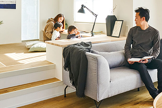 【【ステージリビング】】在宅ワークやお子様の宿題などにも便利な堀机カウンターを設えた小上がりのスペース。リビングと程よく繋がる、開放的な空間に仕上げました。※号棟により採用状況が異なります。