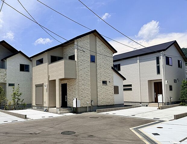 【街区】前面道路の幅員は6.7m。通り抜けができない仕様になっており、防犯面にも配慮されています。また交通量も少ない為、小さいお子様がいらっしゃるご家庭には子育てしやすい環境です。