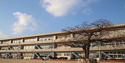 斑鳩小学校 650m(徒歩9分)