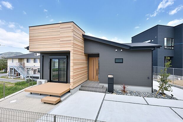 10号地外観
アンティーク調の深みのある外壁。玄関廻りには木目の風合いをプラスして品格のある邸宅に。
宅配ボックスも標準装備。大変ご好評いただいております!