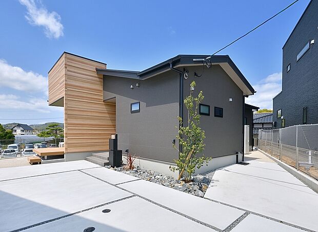 10号地平屋のお家
テラス側のプライベートゾーンは外壁で通りからは見えにくくなっています(^^)/