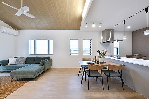 10号地内観写真
木のにおいのしてきそうなナチュラルなリビング♪
優しい色合いでカフェ風にテーブルを演出