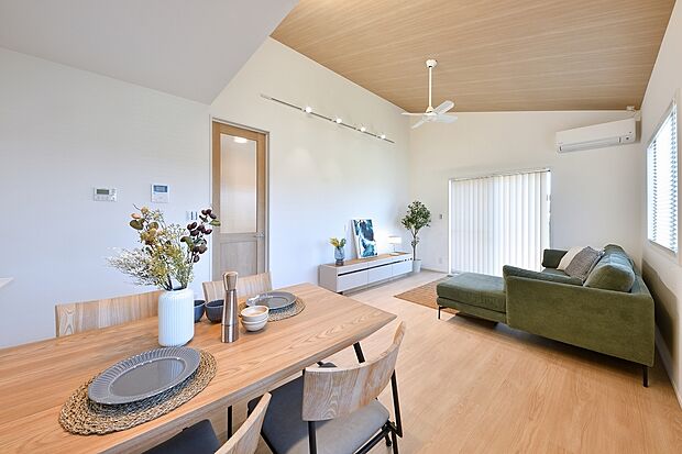 【10号地リビングスペース】落ち着いた色の家具を使い重厚感のあるラスティック調のリビングに仕上がりました(^^)/
勾配天井で雰囲気がぐっとお洒落に・