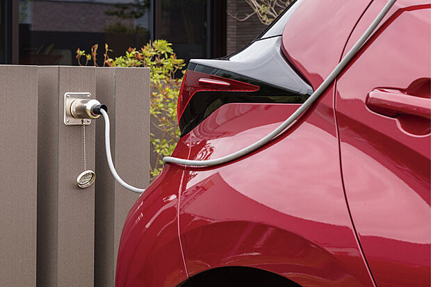 【クルマde給電】「クルマde 給電」は、クルマ※を住まいとつなぎ電源として利用する非常時給電システム。
※「クルマde 給電」はトヨタホームの登録商標です。
※AC100V・1500W/非常時給電システム付コンセントを搭載した自動車。AC100V/1500Wコンセントまたはヴィークルパワーコネクターをお使いいただく際は、事前に各車両(トヨタ自動車)の取扱説明書をご確認ください。