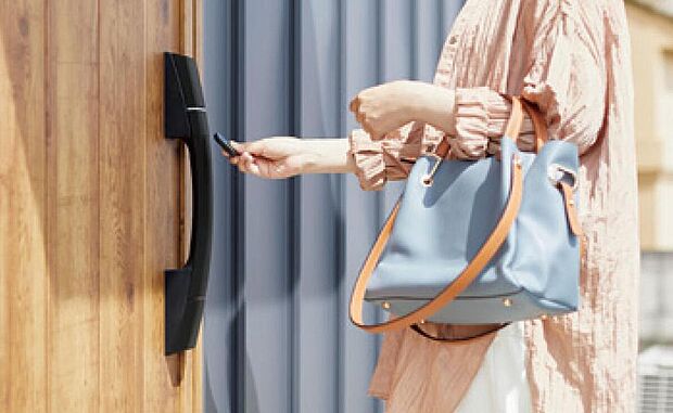 【ピタットkey】玄関ドアはタグキーを近づけるだけで施解錠できるスマートコントロールキー対応。荷物で手がふさがっている際の開け閉めも快適に。