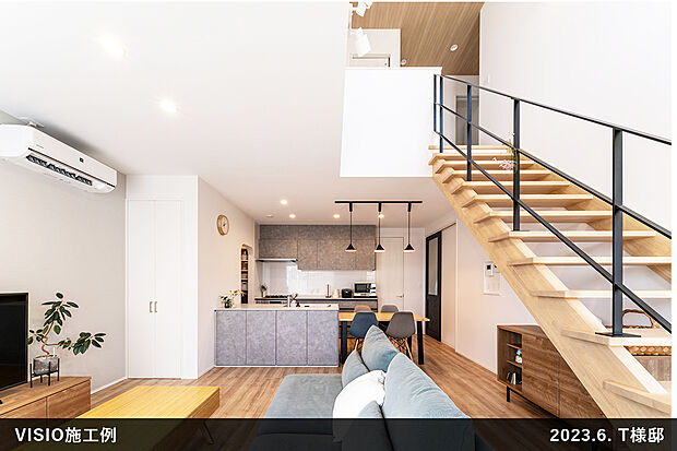 【■VISIO施工例】室内にスケルトン階段を採用することで、さらに開放的な空間となったLDK