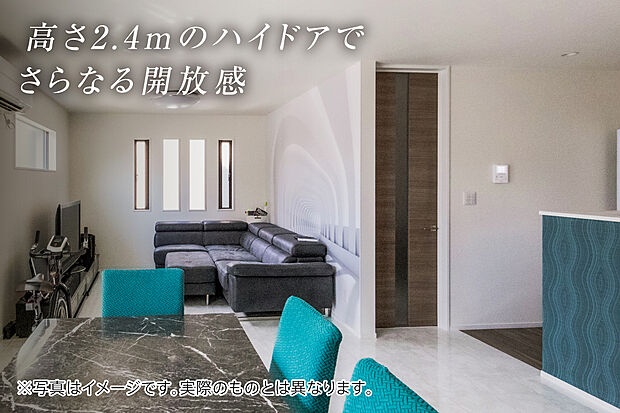 【高さ2.4mのハイドアでさらなる開放感(標準仕様)】リビングドアにハイドアを採用することで、空間をすっきりスタイリッシュに見せることができます。