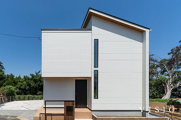 【■VISIO施工例】スクエアフォルムに片流れ屋根の組み合わせが洗練された印象の一邸