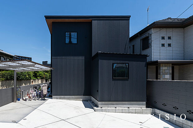 【■VISIO施工例】軒天の木目が高級感を演出し、全体をブラックで洗練された印象の一邸