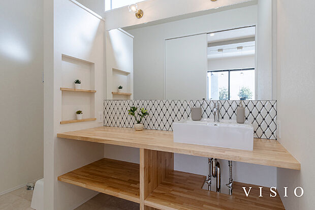 【忙しい朝も使いやすい、ゆとりのある洗面空間】ワイドなカウンターと収納を備え、家族が並んで使える洗面スペース。
身支度や家事がスムーズに進み、日常にゆとりが生まれます。