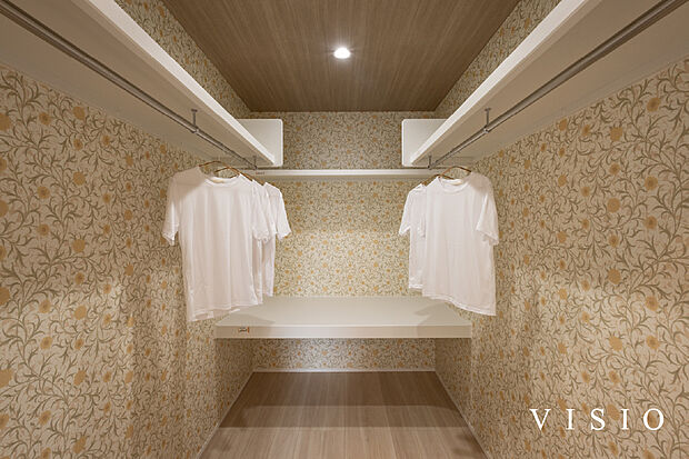 【家族の暮らしを支える、充実した収納空間】シューズクロークやファミリークローゼット、パントリーなど、動線に合わせた収納を各所に配置。
注文住宅ならではの設計で、すっきりとした暮らしを支えます。