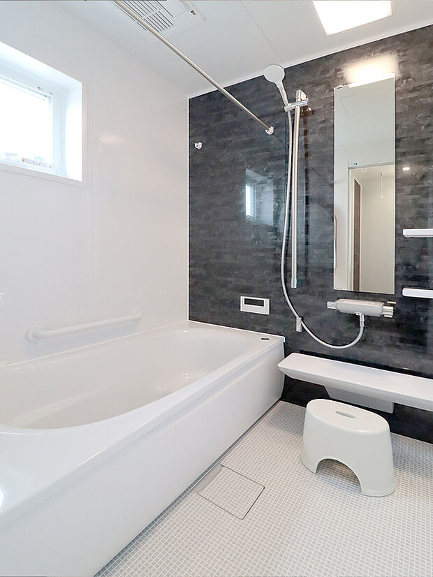 【浴室】1616サイズの浴室。ガスのパワフルな暖房乾燥機付きで寒い季節も快適なバスタイム。