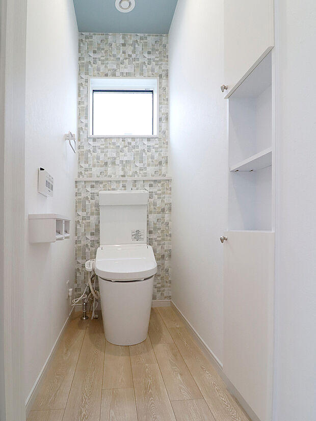 【トイレ】1F・２Fにそれぞれ温水洗浄・暖房便座付きのトイレあり。壁には埋め込み式の収納を設置しています。