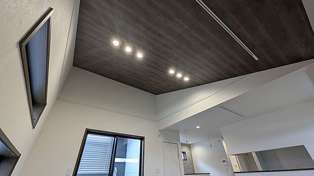 【リビング】開放感ある勾配天井。