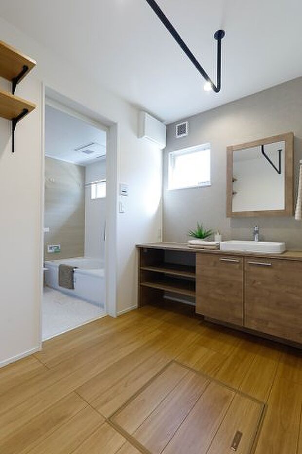 【洗面化粧台】TOTOドレーナ 陶器製の洗面ボウルはシャープさと柔らかさをあわせもつデザイン。収納付の化粧鏡はぬくもりを感じる木目調。収納キャビネットはカウンター下のスペースを無駄なく活用できます。