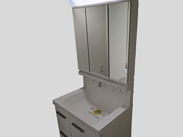 同仕様写真 機能性の高い独立洗面台。鏡は三面鏡になっており、鏡裏はキャビネットで化粧品など収納可能♪