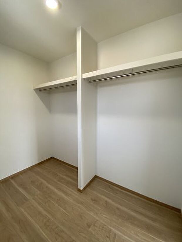 【収納】1階キッチン横にはパントリーとして使える大容量の収納付き♪ リビング収納もあり♪※同仕様写真。