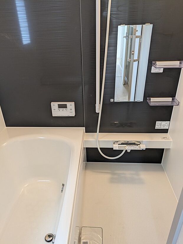 【風呂】同仕様写真。床は水はけが良く、キレイで滑りにくい。節水効果有のシャワーヘッド。浴槽内ベンチ有。浴室乾燥暖房機付。