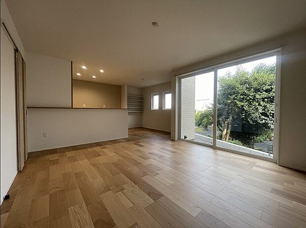 【居間・リビング】【LDK】1階 19.2帖LDK