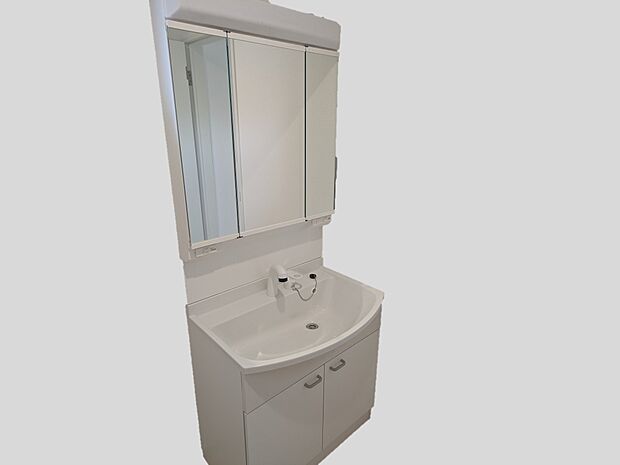 【独立洗面台】同仕様写真。三面鏡タイプの洗面台。鏡裏には細々した洗面用品を収納できます♪毎日の身支度がスムーズに!