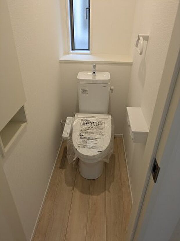 【トイレ】ウォシュレット機能やセンサー感知でフタが自動開閉する機能などの多機能トイレ。汚れにも考慮した設計。