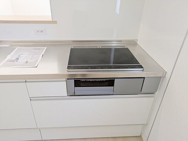【キッチン】2口のIHヒーターと1口のラジエントヒーターのついているコンロ。同時に複数調理でき効率的。グリル付。