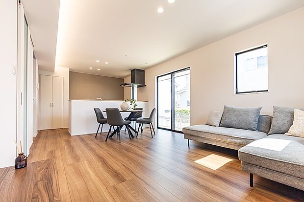 ◆LDK◆
リビング・ダイニング・キッチンが一直線の空間。天井を折り下げ天井にすることで空間にメリハリを持たせたり、より広く見せる効果があります。