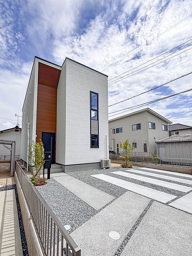 ◆外観◆
明るくさわやかな印象のホワイトとブラウンの組み合わせで、モダンながら温かみのあるデザインです。正面の窓のみ窓モールを回して立体感とアクセントをつけています。