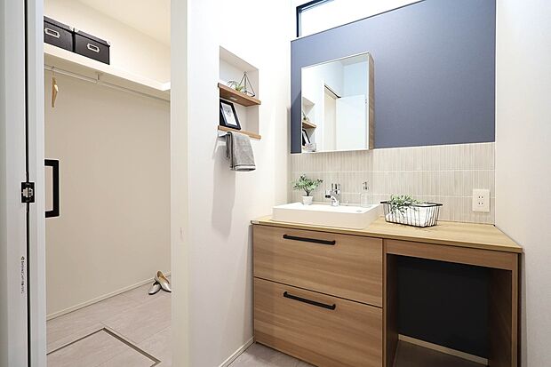 ◆2号地 独立洗面◆
洗面と脱衣所が別々になっているので、プライバシーが確保されて安心です!すぐ横にはファミリークローゼットも隣接しているので、お出かけの際も身支度がすぐできます!