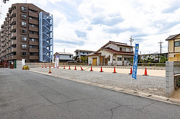 ◆現地土地写真◆
全3区画
土地面積:161.98m2~167.76m2(48.99~50.74坪)
価格:1240~1358万円