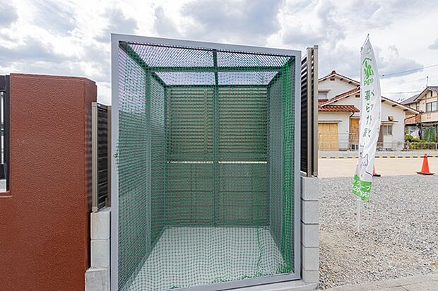 ◆ゴミステーション◆
分譲地内に専用のゴミステーションを設置。毎日のゴミ出しがしやすく、街並みの美観にも配慮しています。