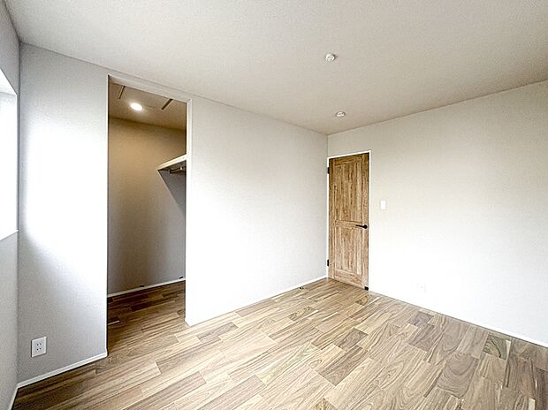 【◆2号地 主寝室◆】6帖の主寝室。広々ウォークインクローゼットを完備しているので、家族分の衣類や、季節物の家電などを収納しておくことも可能です。