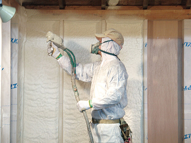 【◆吹付断熱材◆】吹付断熱は、施工しやすく、技量によって隙間ができてしまうことがない工法です。
断熱性を高めることで、冷暖房の温度設定や使用時間など節電しながら快適に過ごすことが出来ます。